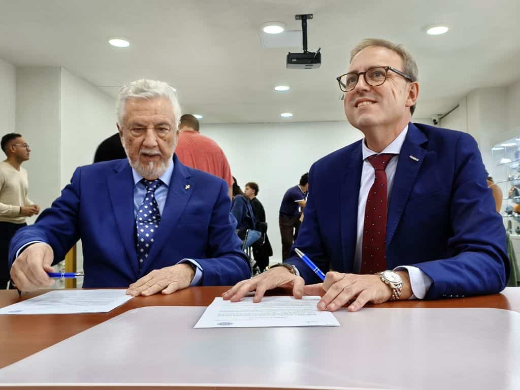 D. José María Reguera-Sevilla y D. Ramón Alba en la firma del Convenio Marco de Colaboración entre el IGE y Presea.
