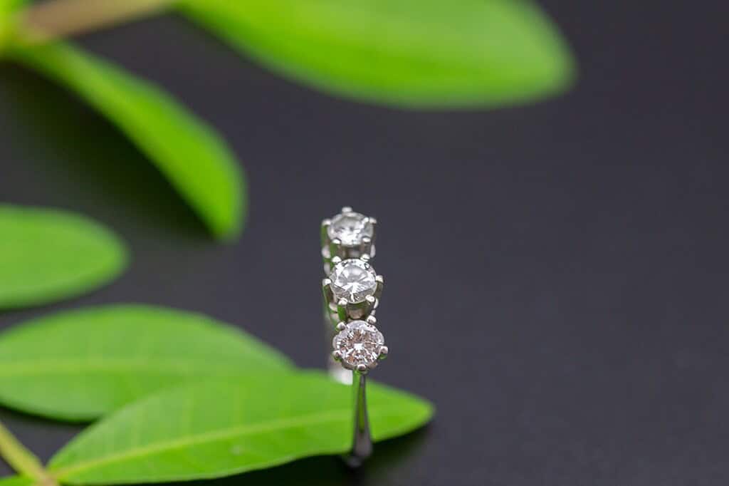 El Monte La Caja de Canarias Subasta octubre 2025 - Sortija de oro blanco con tres diamantes