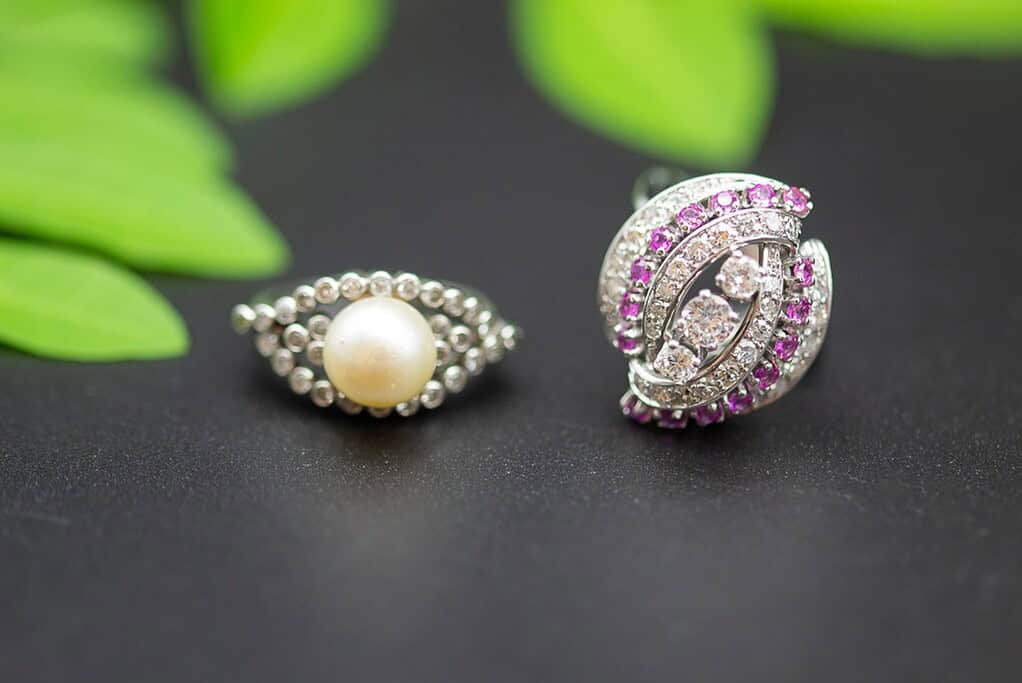 El Monte La Caja de Canarias Subasta octubre 2025 - Dos sortijas de oro blanco, gemas y perla de cultivo