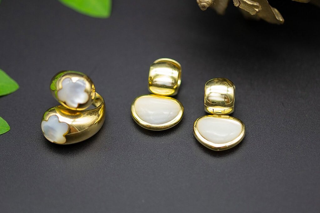 El Monte La Caja de Canarias Subasta octubre 2025 - Juego de pendientes y sortija de oro amarillo con nácar