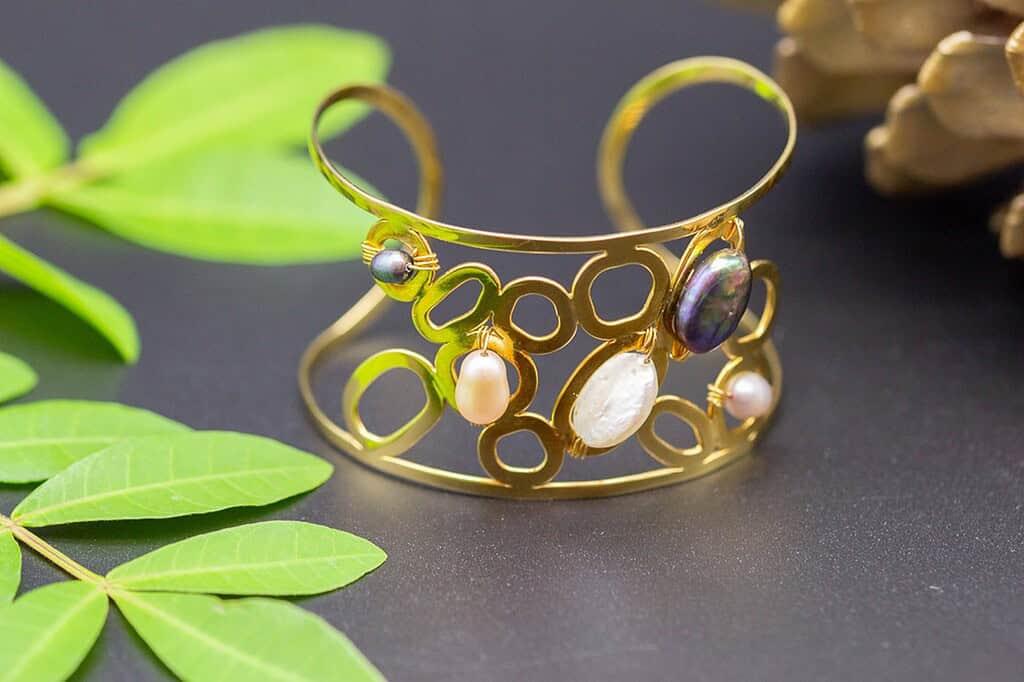 El Monte La Caja de Canarias Subasta octubre 2025 - Pulsera de oro amarillo de diseño juvenil con gemas y perlas