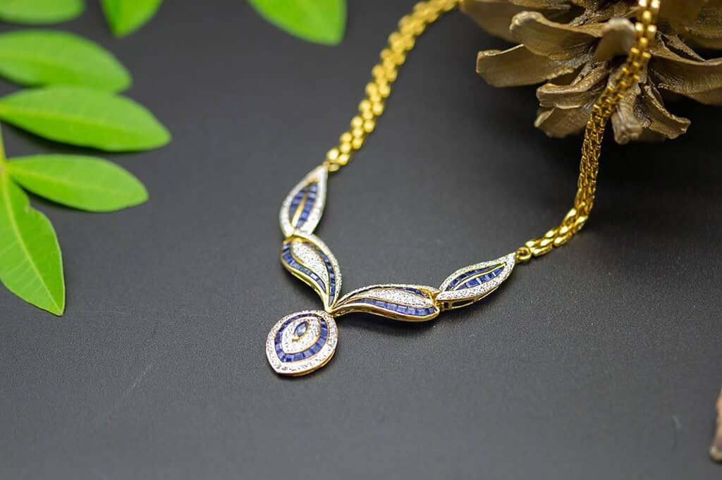 El Monte La Caja de Canarias Subasta octubre 2025 - Gargantilla oro bicolor con zafiros y diamantes