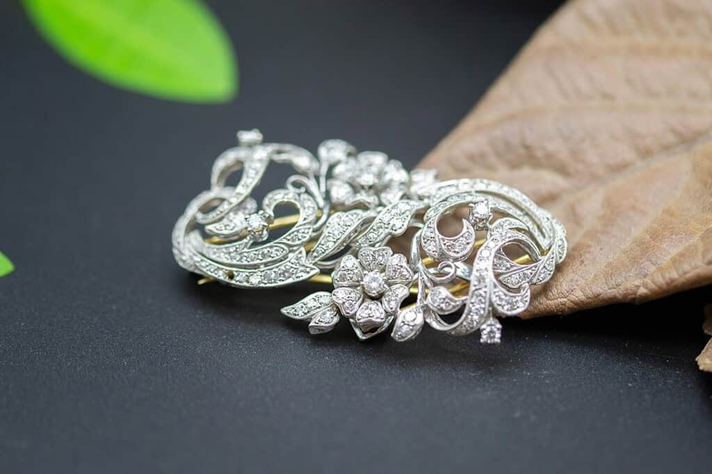 El Monte La Caja de Canarias Subasta octubre 2025 - Broche desmontable oro blanco y diamantes