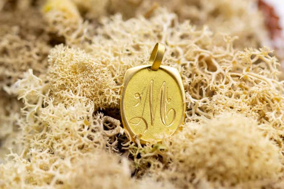 El Monte La Caja de Canarias Subasta enero 2026 - Medalla oro amarillo grabada