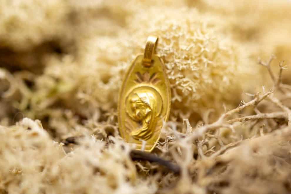 El Monte La Caja de Canarias Subasta enero 2026 - Medalla oro amarillo con motivo religioso