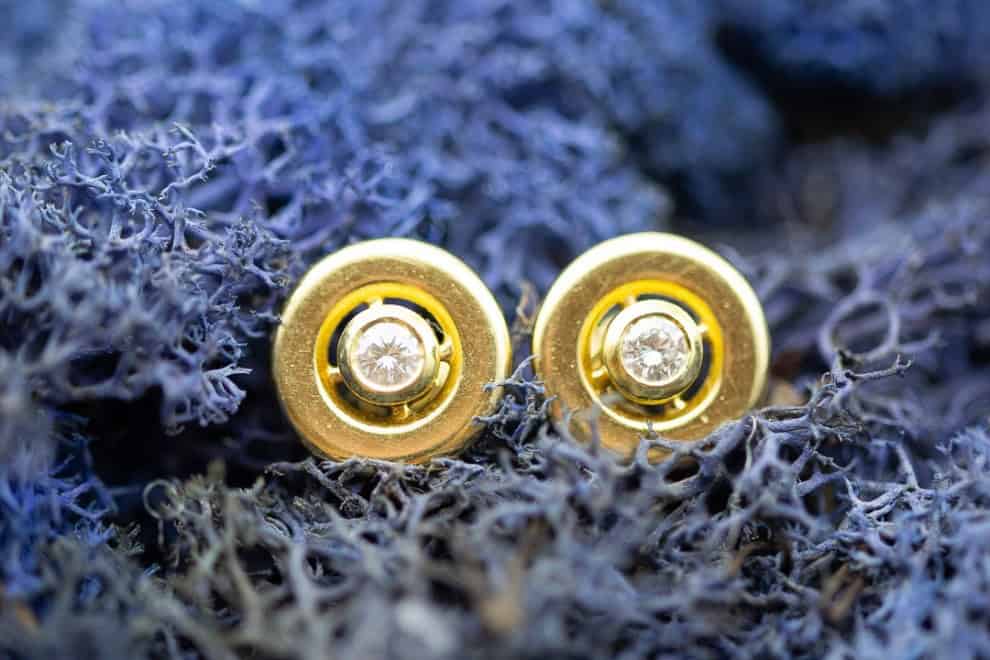 El Monte La Caja de Canarias Subasta octubre 2026 - Pendientes oro amarillo con diamante
